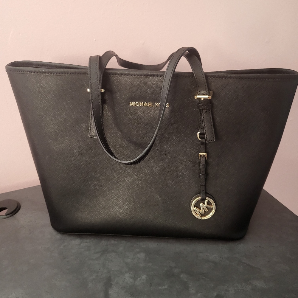 Soild black medium sized Micheal Kors